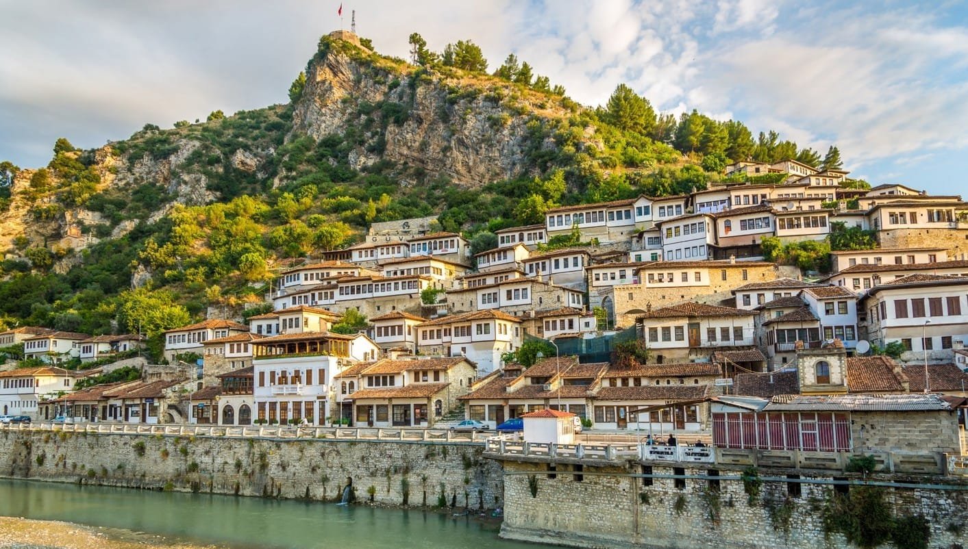 Berat, ciudad histórica de Albania con casas blancas tradicionales en la montaña – Europa Soñada 2026